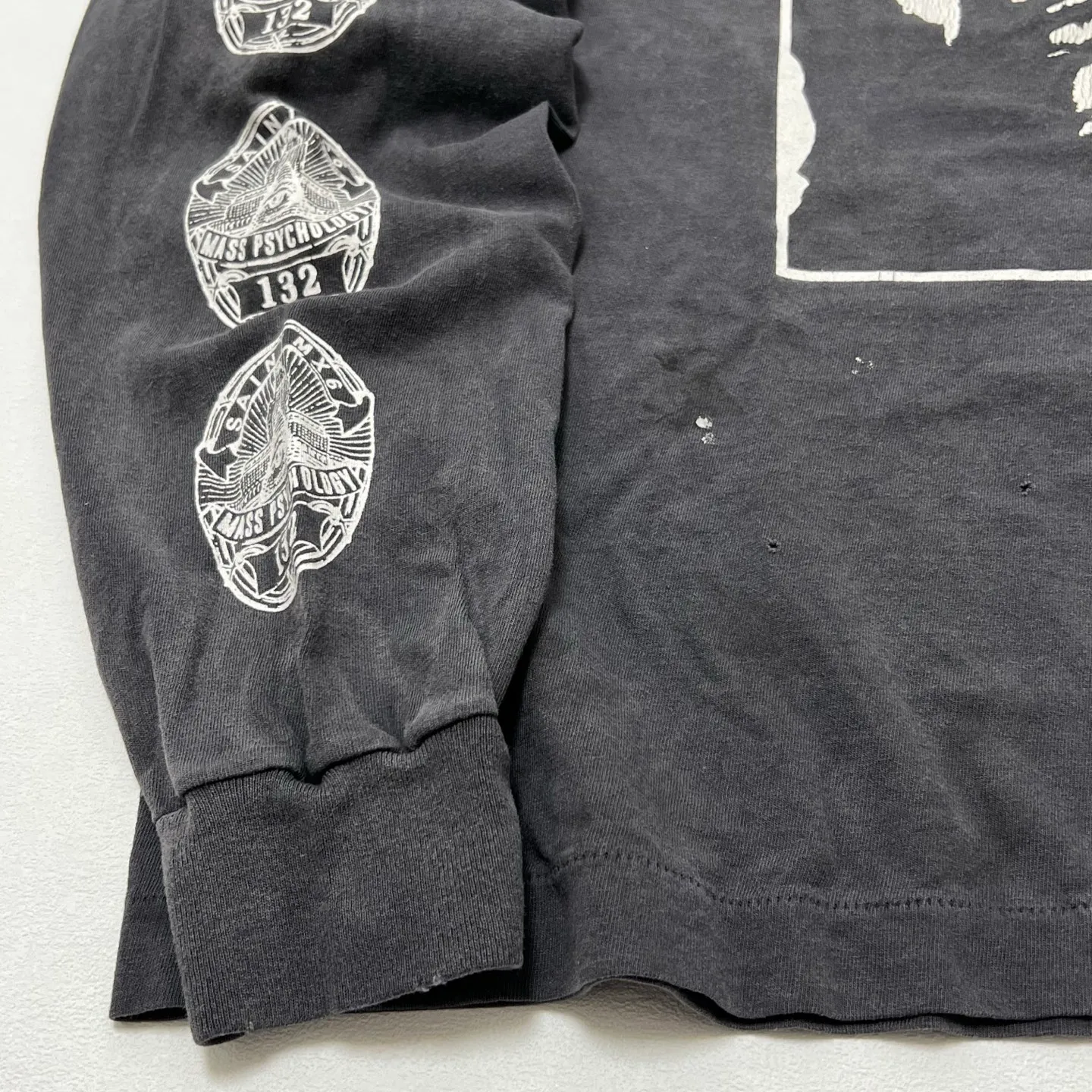 Details SAINT Mxxxxxx LOVE SAINT LS TEE/BLK LOVE SAINT Big Jesus washed and distressed long sleeves Washed black S-XL Cylindrical fabric ready-to-wear Assute dyeing Heavy washing and water fading Hand-splashed ink holes Simulating natural fading and old effects Correct version Correct main mark/washed mark/angel anti-counterfeiting label OEM by the top domestic printing factory Top purchasing level